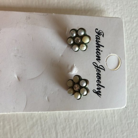 ✨4 for $15✨ Forever 21 Gold Pearl floral earrings - Picture 2 of 2